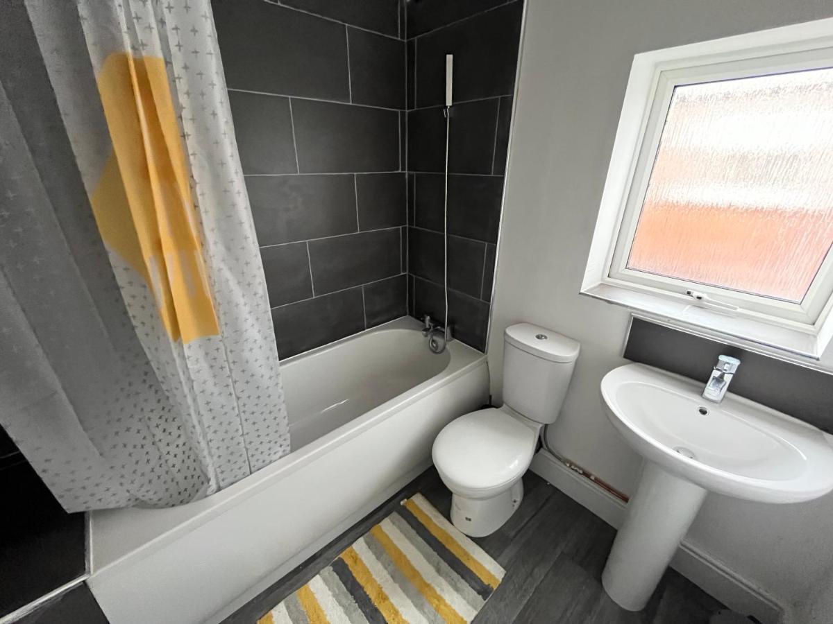 Amazing 8 Person 4 Bedroom And 2 Bathroom Mega House! Kingston upon Hull Exteriör bild