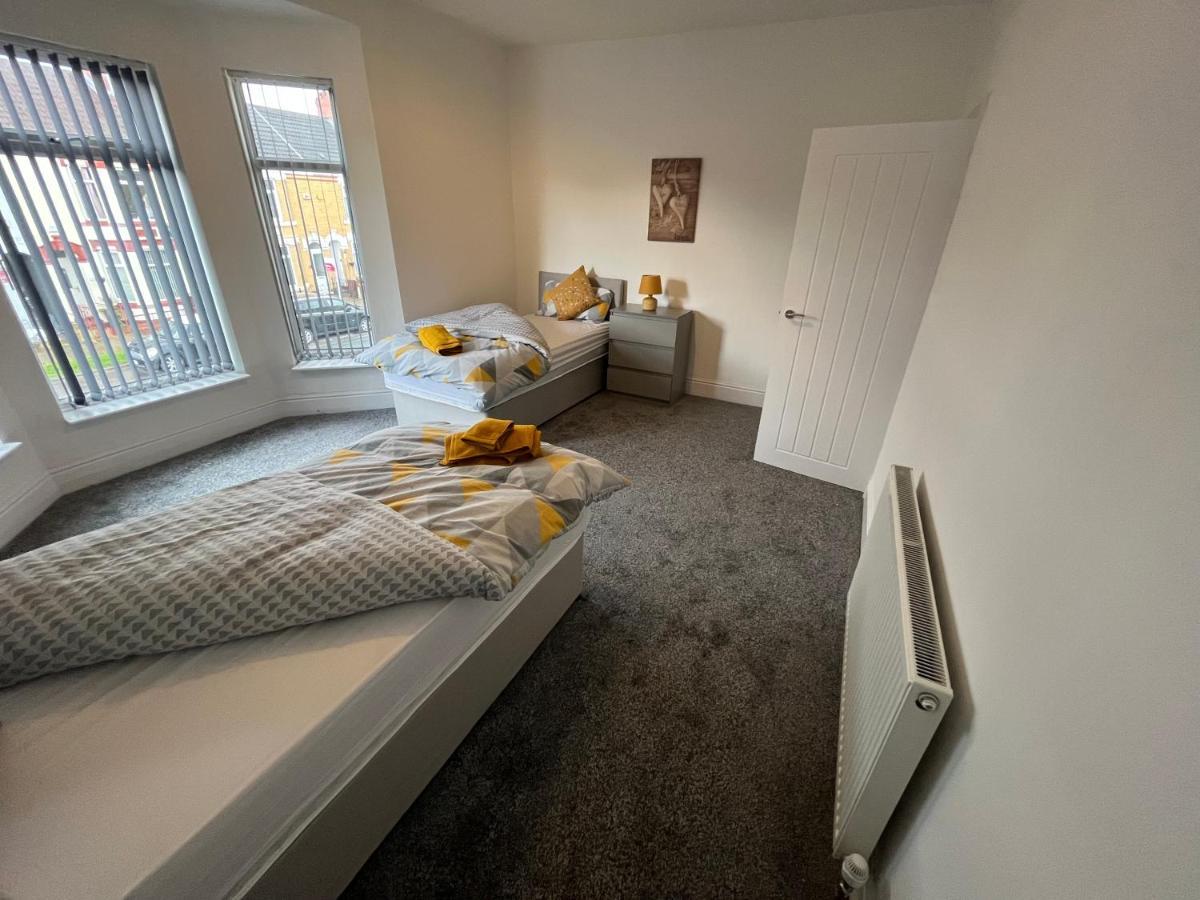 Amazing 8 Person 4 Bedroom And 2 Bathroom Mega House! Kingston upon Hull Exteriör bild