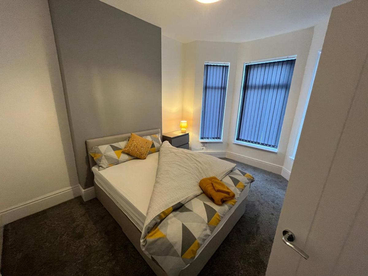 Amazing 8 Person 4 Bedroom And 2 Bathroom Mega House! Kingston upon Hull Exteriör bild